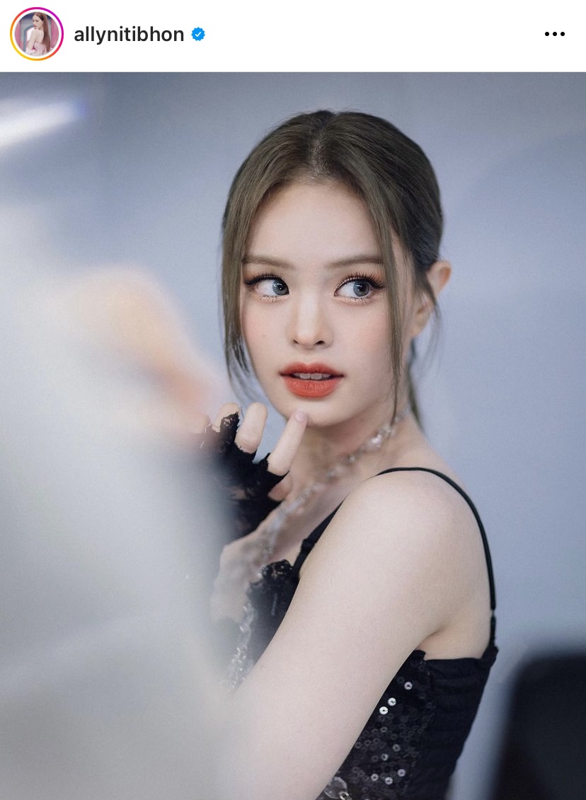 แอลลี่ (ALLY) สาวน้อยมหัศจรรย์แห่งวงการ T-Pop: เส้นทางจากเด็กฝึกสู่ศิลปินหญิงระดับเอเชีย